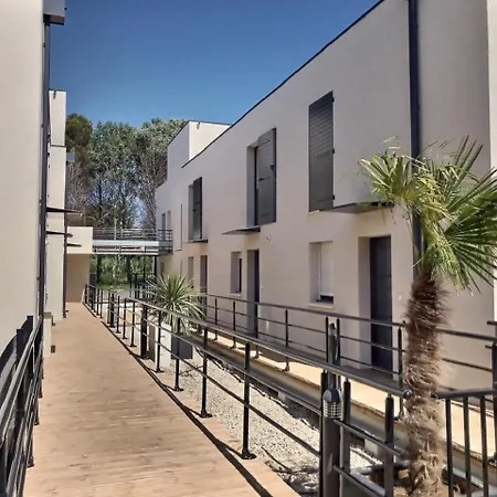 Neuf Pour 4 Personnes + 1 Bébé